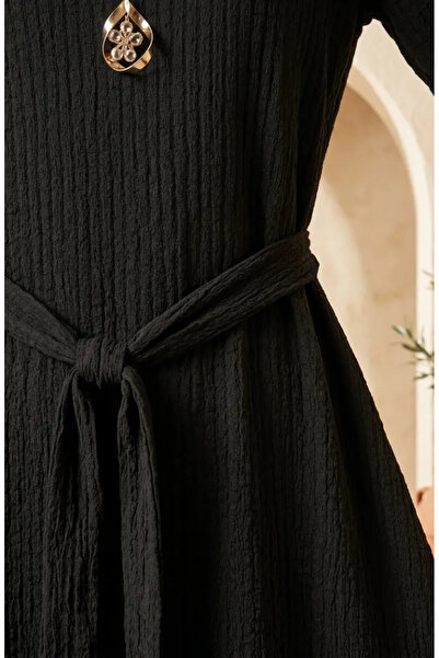sefamerve Rochie cu curea și detaliu cu pandantiv din țesătură Buble, stil Hijab 0575-01 Negru