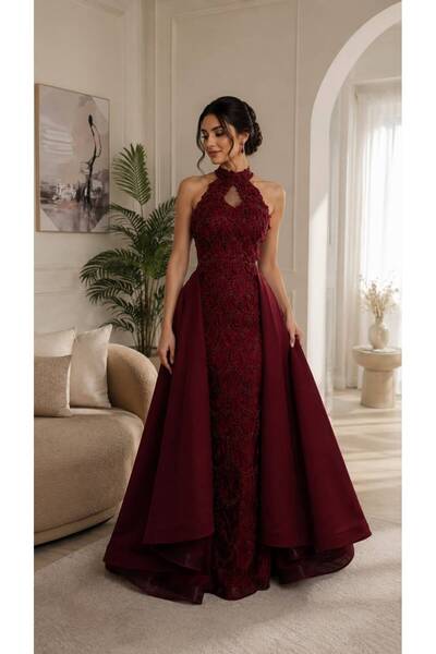 FASHION فستان عنابي بياقة هولتر وفتحة صدر، مطرز بالكامل مع تنورة إضافية خلفية...
