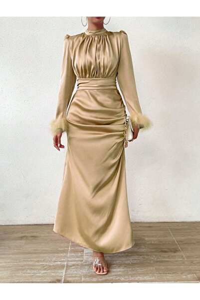 NO BRAND Rochie maxi simplă din satin bej, cu mâneci cu pene, volane și fermo...