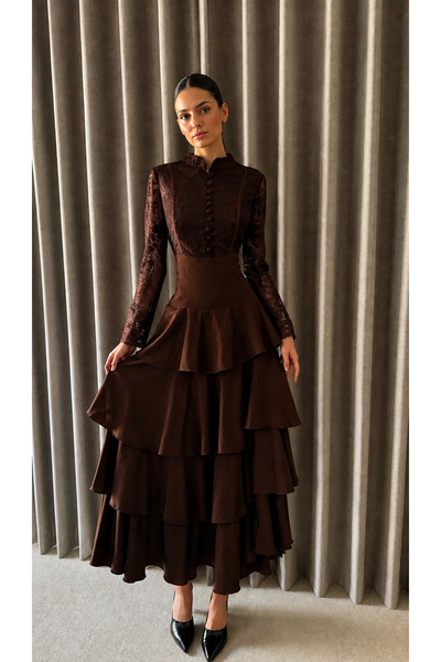 Asma Fashion فستان سهرة . يتميز بياقة عالية، وأكمام طويلة شفافة من الدانتيل، ...