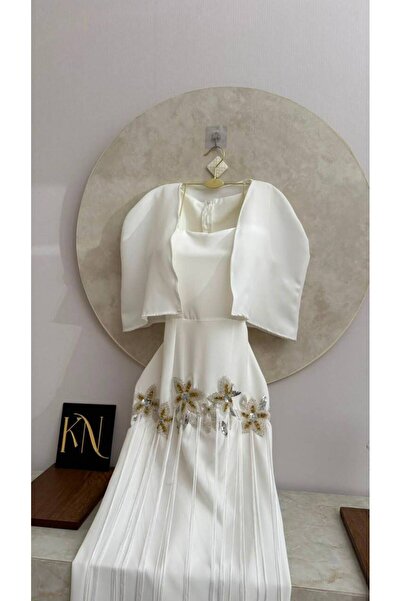 NALA FASHION فستان ابيض طويل ومجسم بقصة منسدلة بأناقة تبرز جمال القوام،