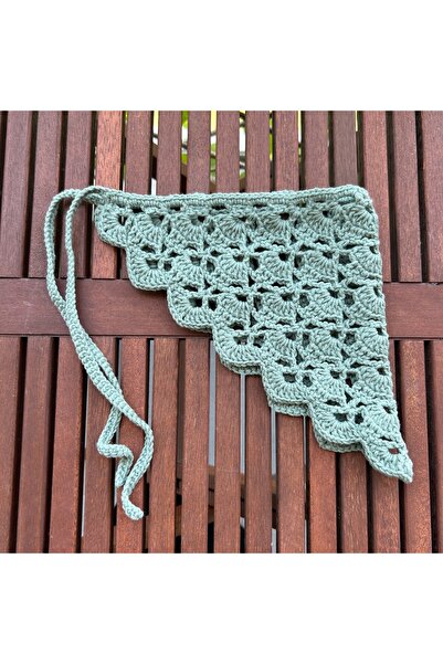 Kadın Desenli Örgü Bandana Saç Aksesuarı – Bohem Tarz Üçgen Bağlamalı El İşi Bandana