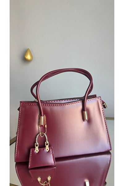 chocolatebag حقيبة نسائية صغيرة من نوع باجيت مع تفاصيل مميزة للكتف واليد