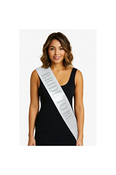 pınaxar Curea „Bride To Be” cu text argintiu gros pe satin alb, lățime de 10 cm