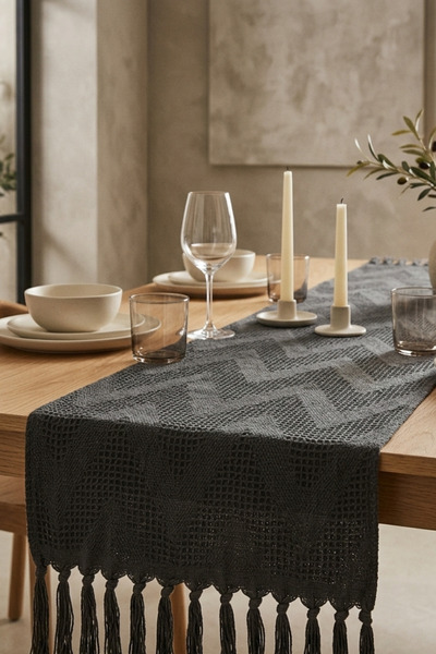 Chevron Desenli Dokulu Püsküllü Dekoratif Runner Masa Örtüsü 45x150 cm
