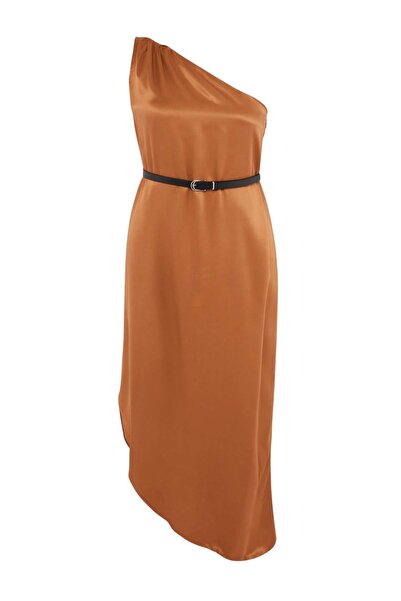 Trendyol Curve Φόρεμα από σατέν κανέλας υφαντό σε μεγάλο μέγεθος TBBSS26AH00185