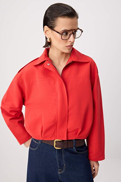 Trendyol Collection معطف بومبر كبير الحجم ذو ياقة قميصية باللون الأحمر TWOSS2...