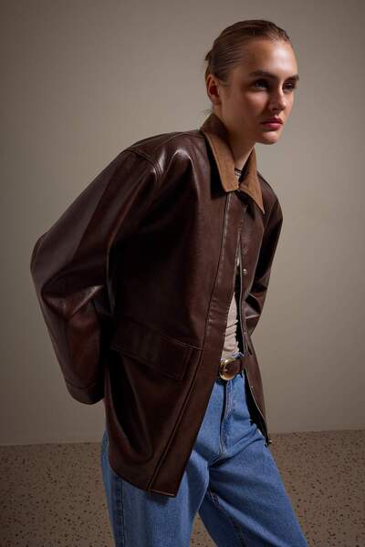Trendyol Collection معطف أسود بقصة عادية وياقة مخملية بتأثير عتيق TWOAW27MO00073