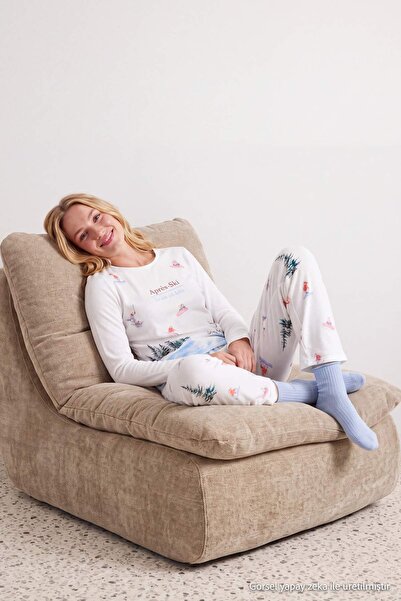 Trendyol Collection طقم بيجامة محبوكة ناعمة بتصميم شتوي أبيض THMAW27PT00051