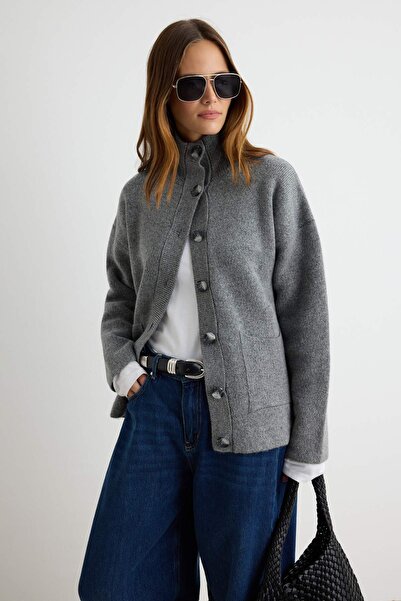 Trendyol Collection كارديجان تريكو رمادي ناعم الملمس بتفاصيل جيوب وياقة عالية...