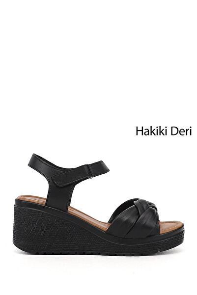 GÖNDERİ(R) Kadın Siyah Bilekten Cırt Bantlı Dolgu Topuklu Hakiki Deri Sandalet