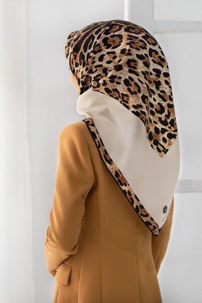 Vissona %100 Twill İpek Leopar Desenli Krem Renkli 90x90 Eşarp Dikim Şekli : ...