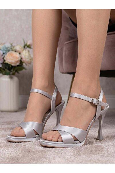 Nesil Shoes Uraz 700 srebrne satenske ženske sandale na petu