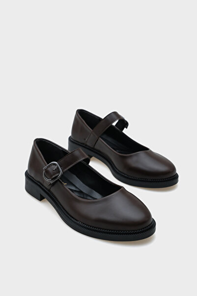 Capone Outfitters حذاء كايلا إم جي بإبزيم جانبي للنساء
