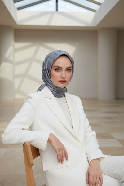 Vissona %100 Twill İpek Monogram Desenli Gri Renkli 90x90 Eşarp Dikim Şekli : El Dikişi