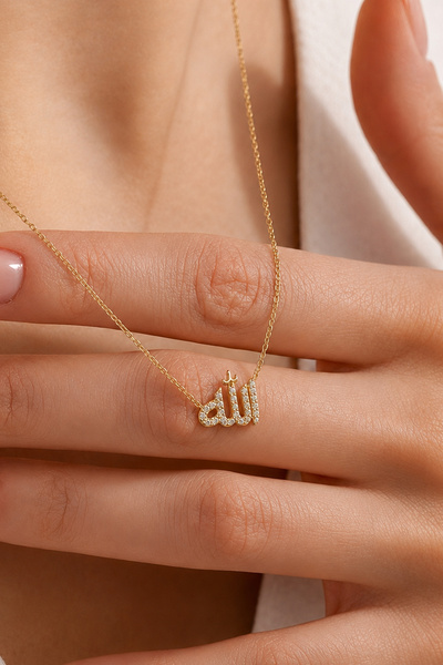 SERYN Altın Kaplama Işıltılı Minimalist Allah Yazılı Kolye