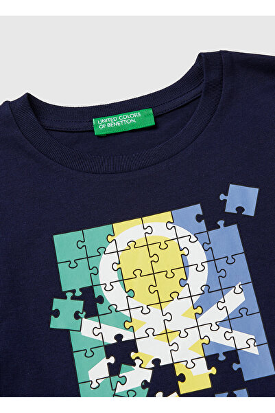 United Colors of Benetton تيشيرت طويل الأكمام للأولاد باللون الأزرق الداكن مع...