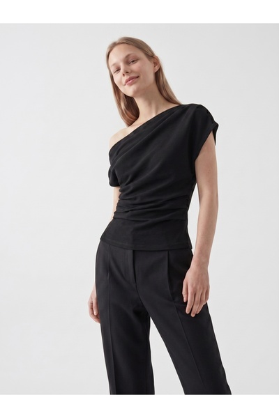 MODA Büzgü/Drape Detaylı Dökümlü Asimetrik Yaka Orme Bluz