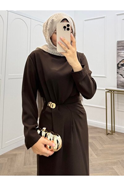 bezenstore GOLD AKSESUAR DETAYLI KREP KAHVERENGİ ELBİSE