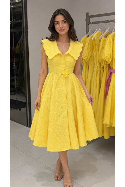 MAC CENTER A Soft Dress with Elegant Details and a Hemline That Suits Your St...