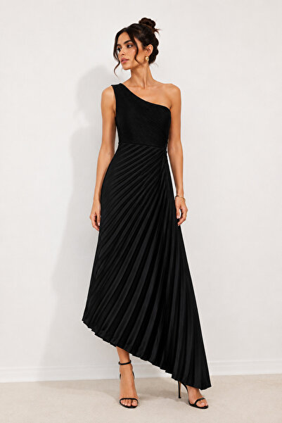 Diva Exclusive Fashion Rochie Neagră Asimetrică cu Pliseuri și Decupaj Lateral