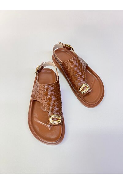 azza shoes صندل لوكاس مريح وأنيق بتصميم مريح ومزين بتفاصيل منسوجة ومشبك ذهبي