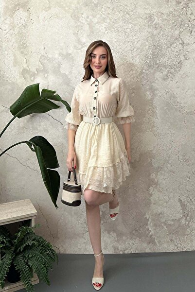 Elbee Fashion Woman فستان من الدانتيل بلون إكرو مع شق أمامي