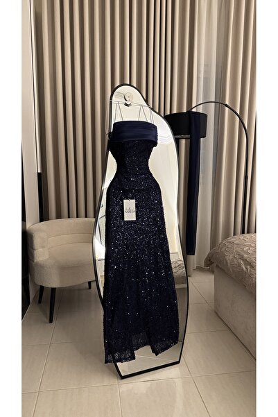 Nareen Fashion A Luxurious Deep Navy Blue Evening Gown Exudes Elegance and So...