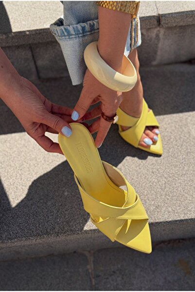 I Love Shoes نعال نسائية بكعب من الجلد الأصفر غير اللامع من ميريلو