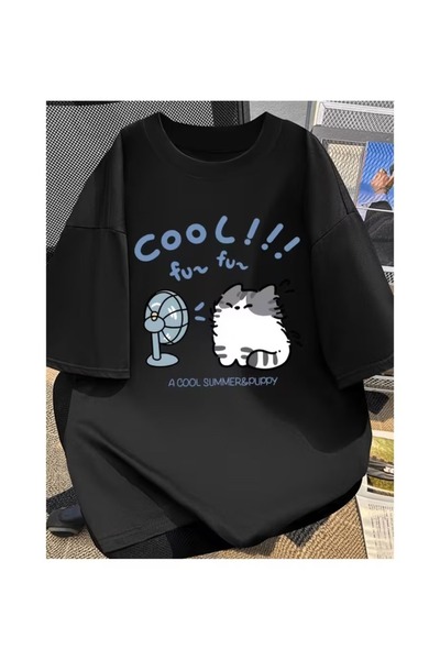 ZİYMO Woman's Oversized T-Shirt with Cat Print Standing in Front of a Fan