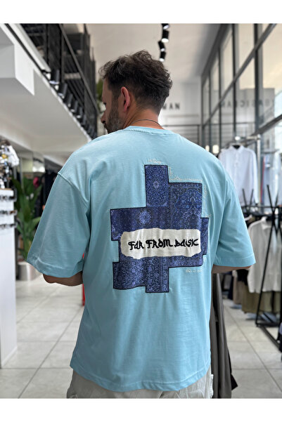 BYBASICMAN تي شيرت كبير الحجم بتصميم سجادة زرقاء فاتحة RES-1117