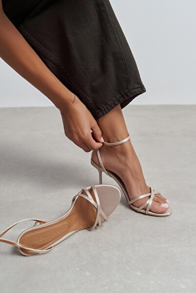 NİŞANTAŞI SHOES حذاء نسائي بكعب عالٍ من الساتان البيج الرملي من Ava مع تفاصيل...