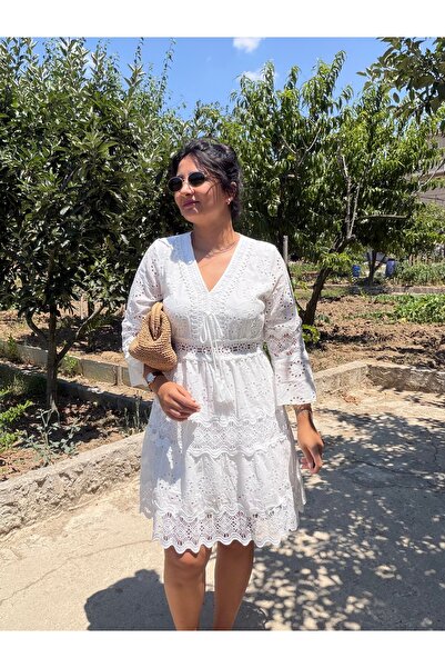 bussrabutik فستان أبيض مزين بالدانتيل بنصف كم