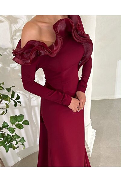 FASHION فستان سهرة عنابي فاخر بقصة أوف شولدر وكرانيش تموجات عصرية على الصدر م...