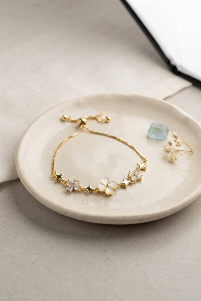 Inure Jewelry سوار مصعد موديل كلوفر من النحاس اللؤلؤي مرصع بحجر الزركون باللو...