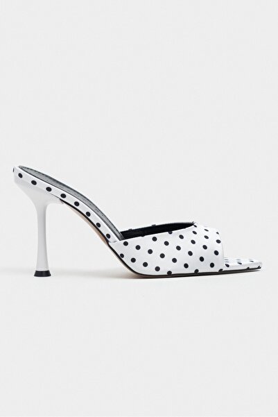 NİŞANTAŞI SHOES شبشب نسائي من ريناتا باللون الأبيض بنقشة منقطة ومقدمة مدببة و...