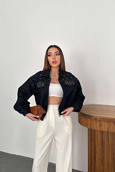Clothes Fast جاكيت نسائي من الدنيم باللون الأزرق مع إكسسوارات حجرية وياقة قمي...