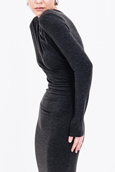 Clothes Fast Γυναικείο μίντι φόρεμα σε ανθρακί χρώμα με ντραπέ λαιμόκοψη και ...
