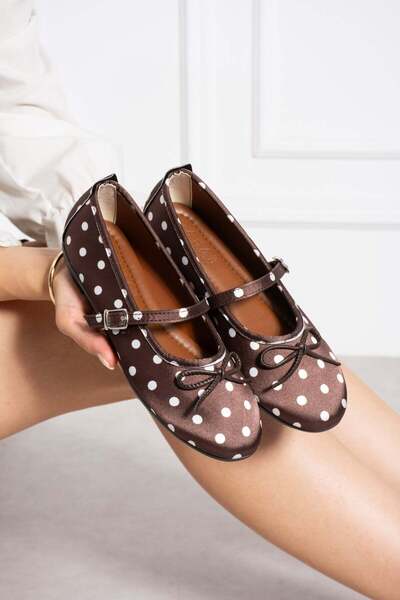 dabab shoes حذاء PENELOP نسائي من الساتان البني المرير مع فيونكة منقطة وتفاصي...