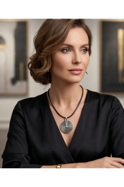 Spiral, Choker deri kordon Kolye