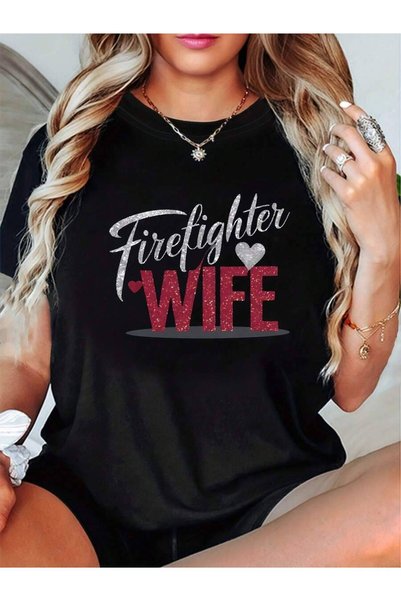 23ERVA تي شيرت فضفاض كبير الحجم بطباعة مسطحة عليه عبارة "Firefighter Wife"، ق...
