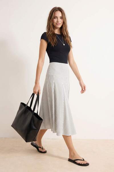 Trendyol Collection تنورة ميدي مخططة باللون الأبيض مع بطانة داخلية TWOSS26ET0...