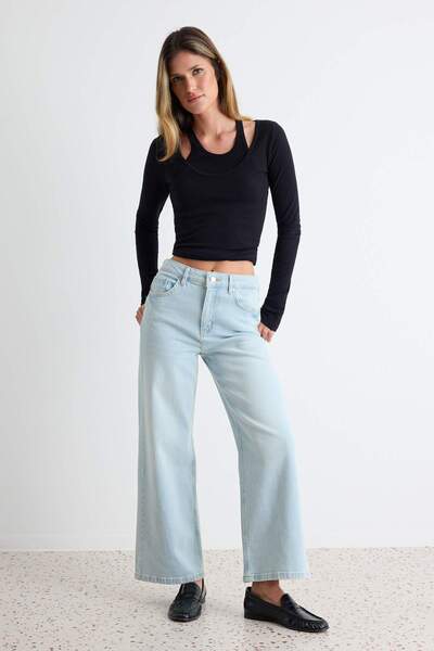 Trendyol Collection بنطلون جينز كولوت أزرق متوسط ​​المرنة بخصر عادي TWOAW27JE...