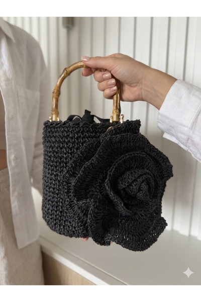WOMANBAG حقيبة كتف كبيرة من القش مزينة بالورود والأحجار باللون الأسود (32x32 سم)