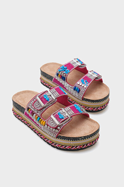 Capone Outfitters شبشب نسائي بكعب مسطح بإبزيم حجري من أليسون