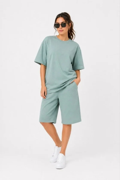 Butik Two-piece set: double-knit crew neck t-shirt and knee-length shorts wit...