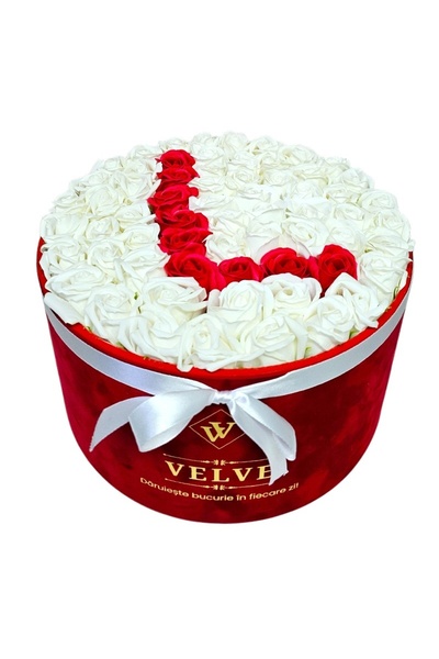 velve Aranjament floral litera cu 55 trandafiri de sapun in cutie rotunda cat...