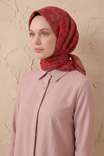 Silk Home وشاح ناعم بنمط هندسي أحمر لامع 90x90