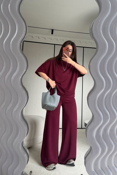 Özge Özgenç طقم بنطلون وتي شيرت محبوك بأكمام على شكل خفاش