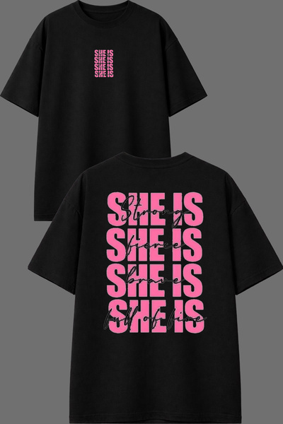 VSRN تي شيرت أسود كبير الحجم مطبوع من الأمام والخلف بتصميم She Is Strong